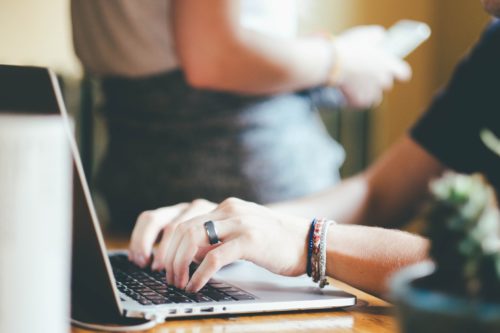 Orang Lebih Suka Mengakses Informasi dari Internet - jasa penulis artikel. image : sahabatartikel.com Orang Lebih Suka Mengakses Informasi dari Internet - jasa penulis artikel. image : sahabatartikel.com