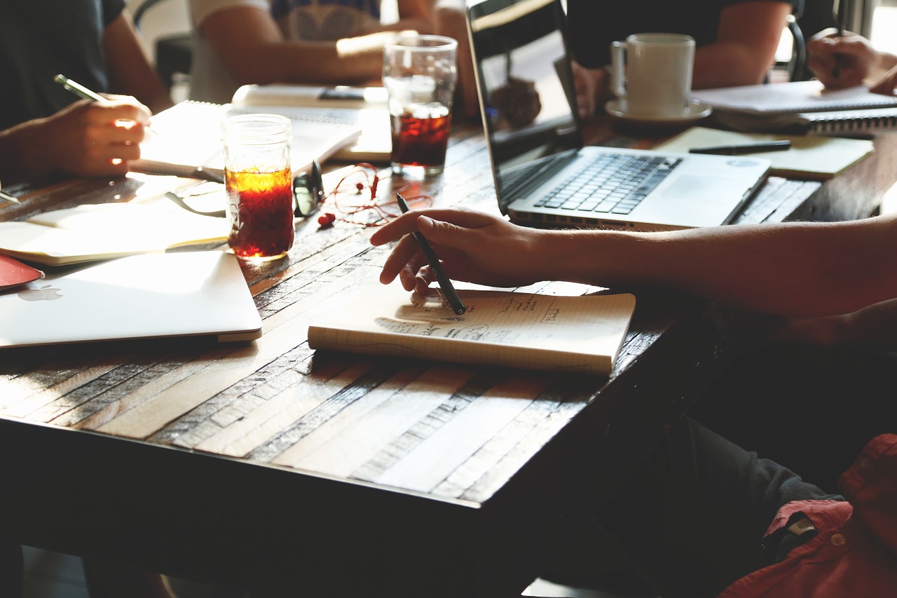 Leadership is about breaking down barriers and leading others through times of uncertainty Beropini boleh tanpa data. Namun jika berencana membangun bisnis, jangan sesekali memulainya tanpa data yang jelas - Caption Facebook