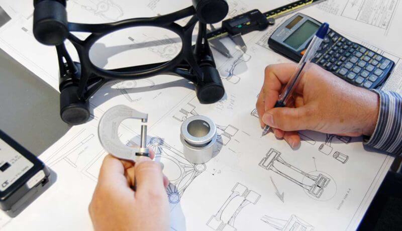 desain seorang desainer produk sedang membuat desain produk