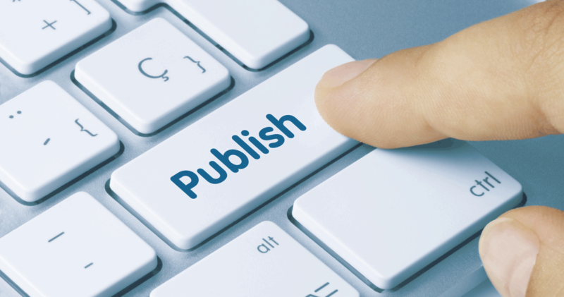 konten seseorang sedang menekan tombol publish di keyboard